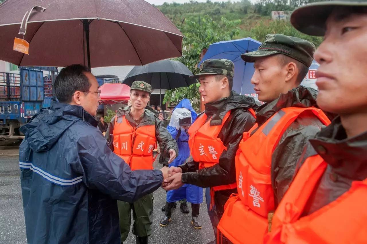 王宁一行抵达攀枝花,即与市委书记,市抗洪抢险救灾领导小组组长