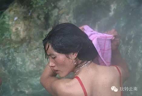 怒江边上的人们此种风俗被称为澡堂会,距今已有一百多年的历史
