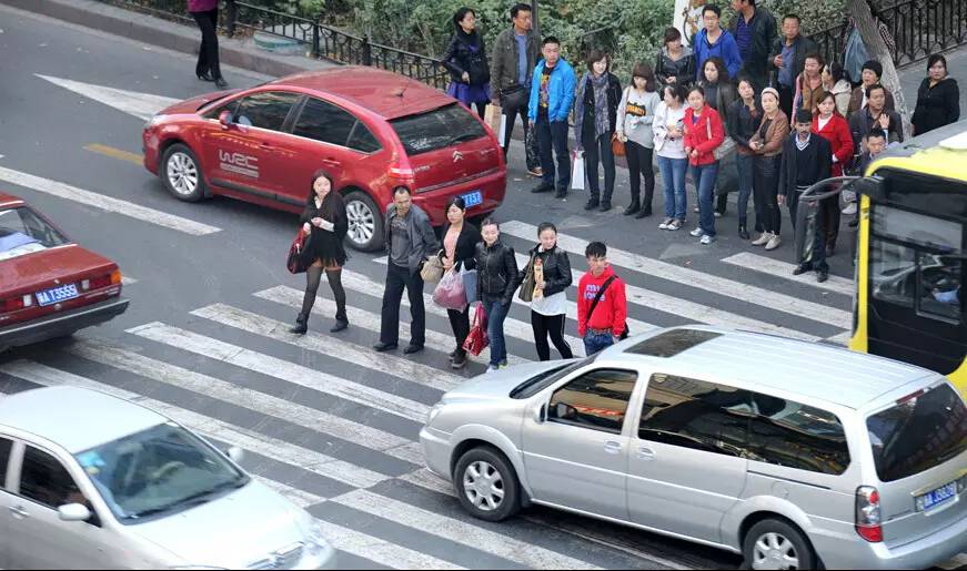 问题来了,发生了 撞到闯红灯的行人 这类交通事故,责任应该怎么划分呢