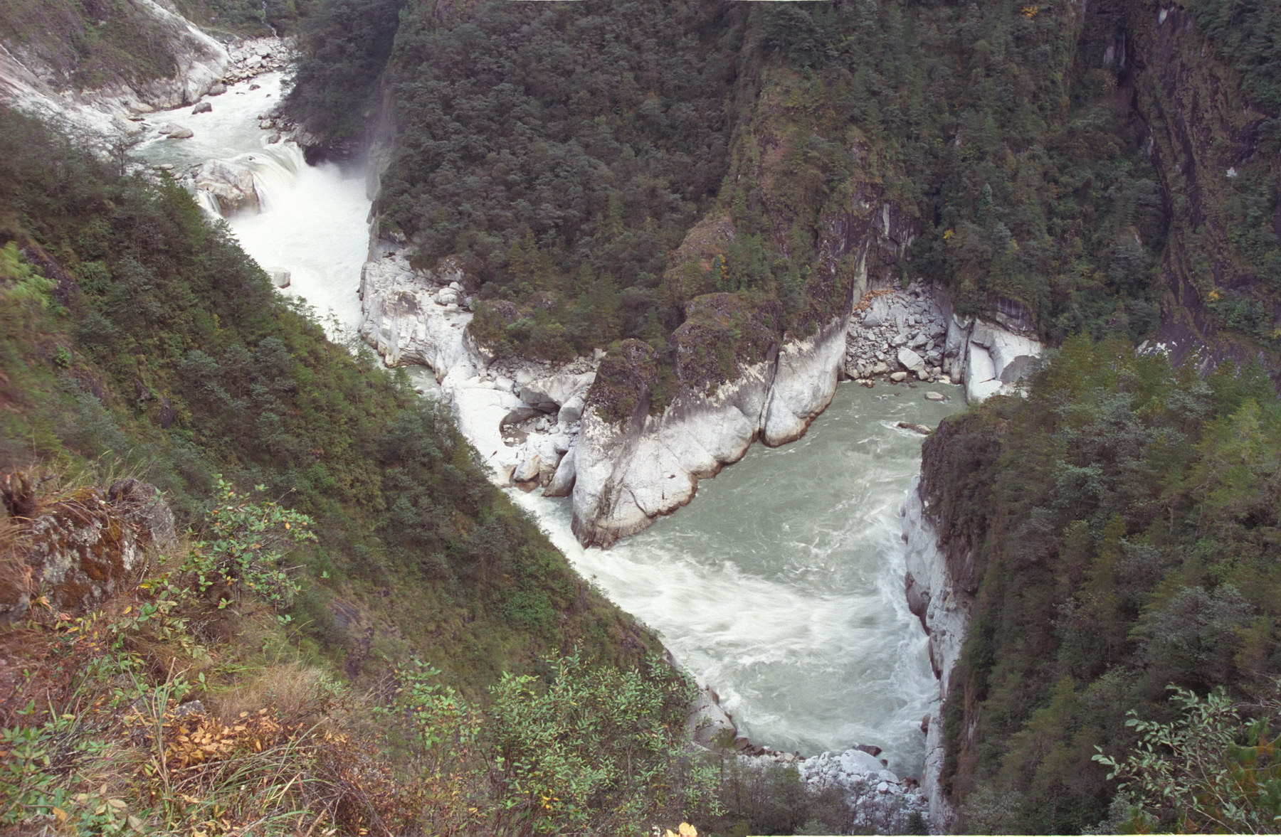 藏布巴东瀑布群自驾游图片