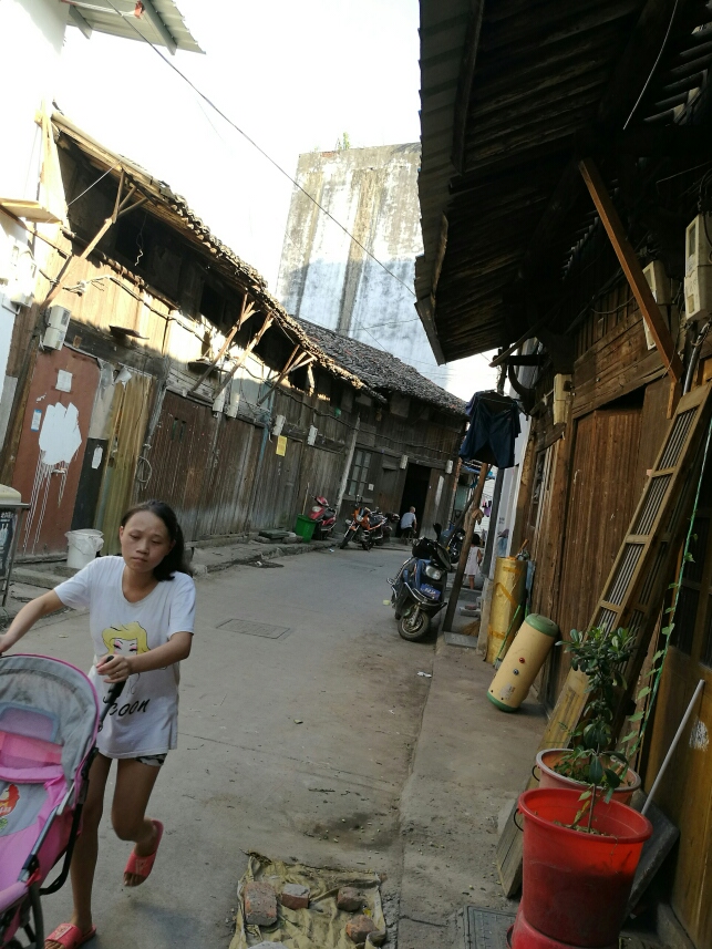 义乌市廿三里老街街女图片