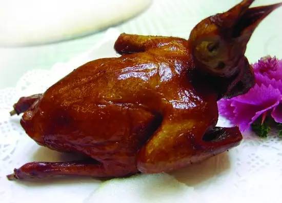铁雀是连云港市沿海地区特产,将其炸至外焦脆,里鲜嫩,浇上糖醋汁,即成