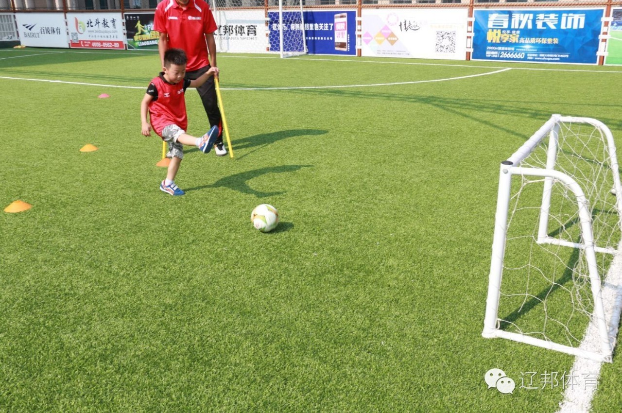 映湖山庄幼儿园周末亲子足球体验活动