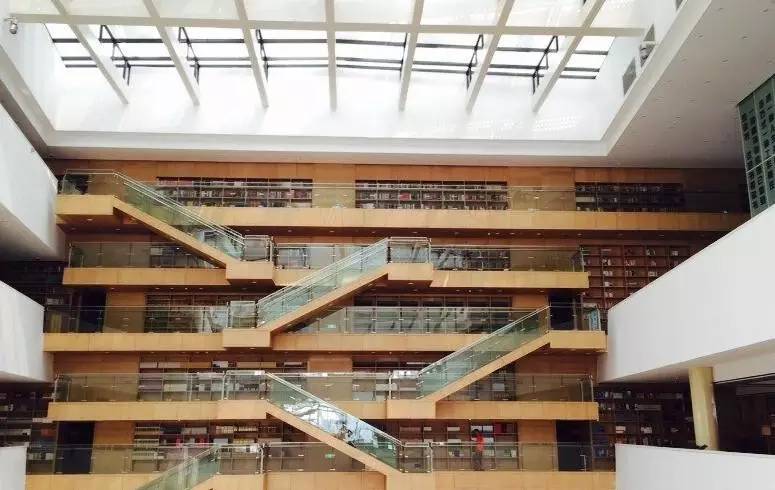 济南市图书馆新馆2推荐理由:装修很小资,装修挺有民国范儿,书的种类