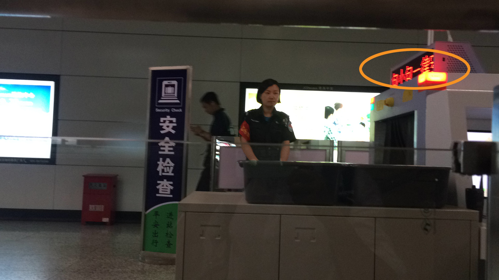 感觉身体被掏空:当早晚高峰遇上南京地铁全线安检