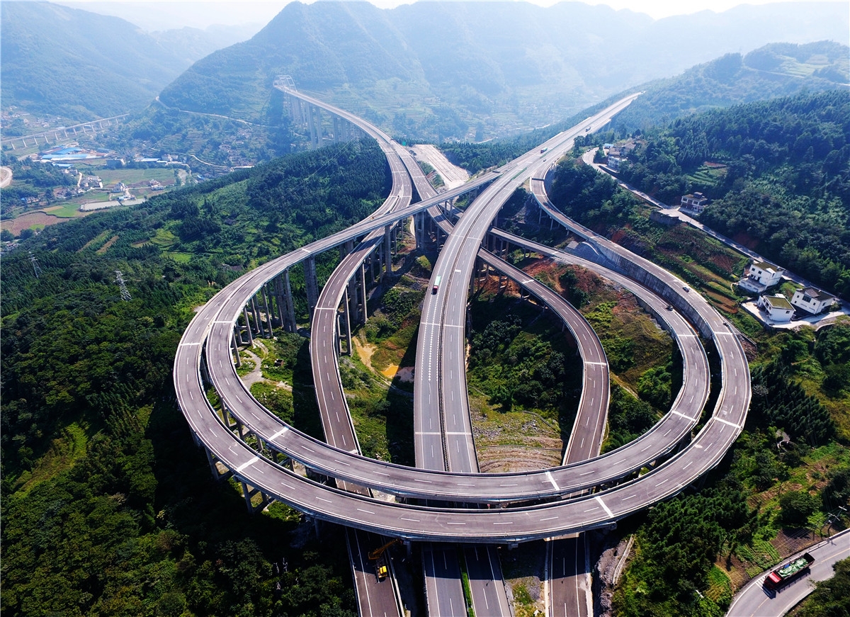 纳黔高速,成自泸赤高速,贵州遵赤高速,黔北高速,杭瑞高速公路连接形成