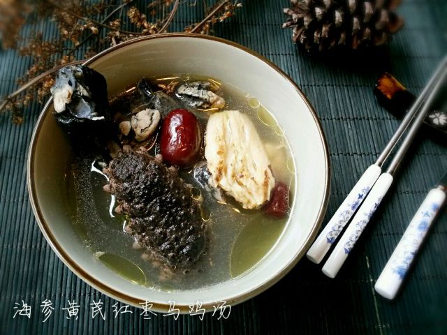 海参炖猪蹄,是一道家常菜,也可以促进产后恢复,催乳,提高母婴免疫力