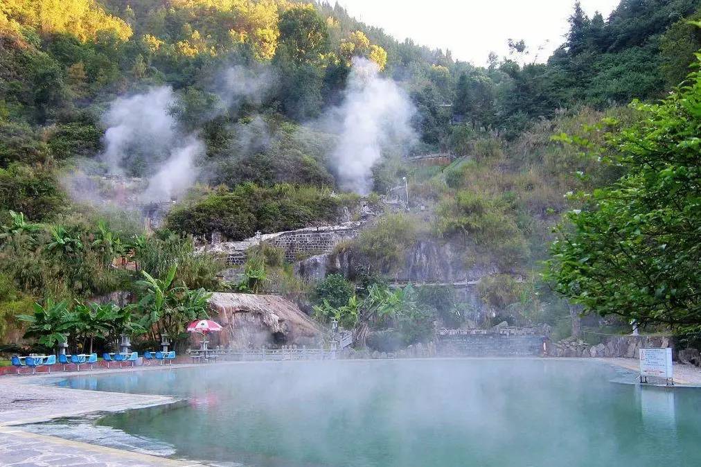 西藏羊八井温泉寒冷高原上沸腾的温泉是一大奇景,羊八井也因此名闻