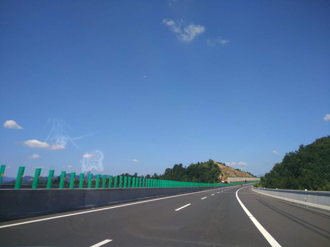 邢汾高速坡底隧道邢汾高速坡底隧道横穿太行山,成为邢汾高速公路上的