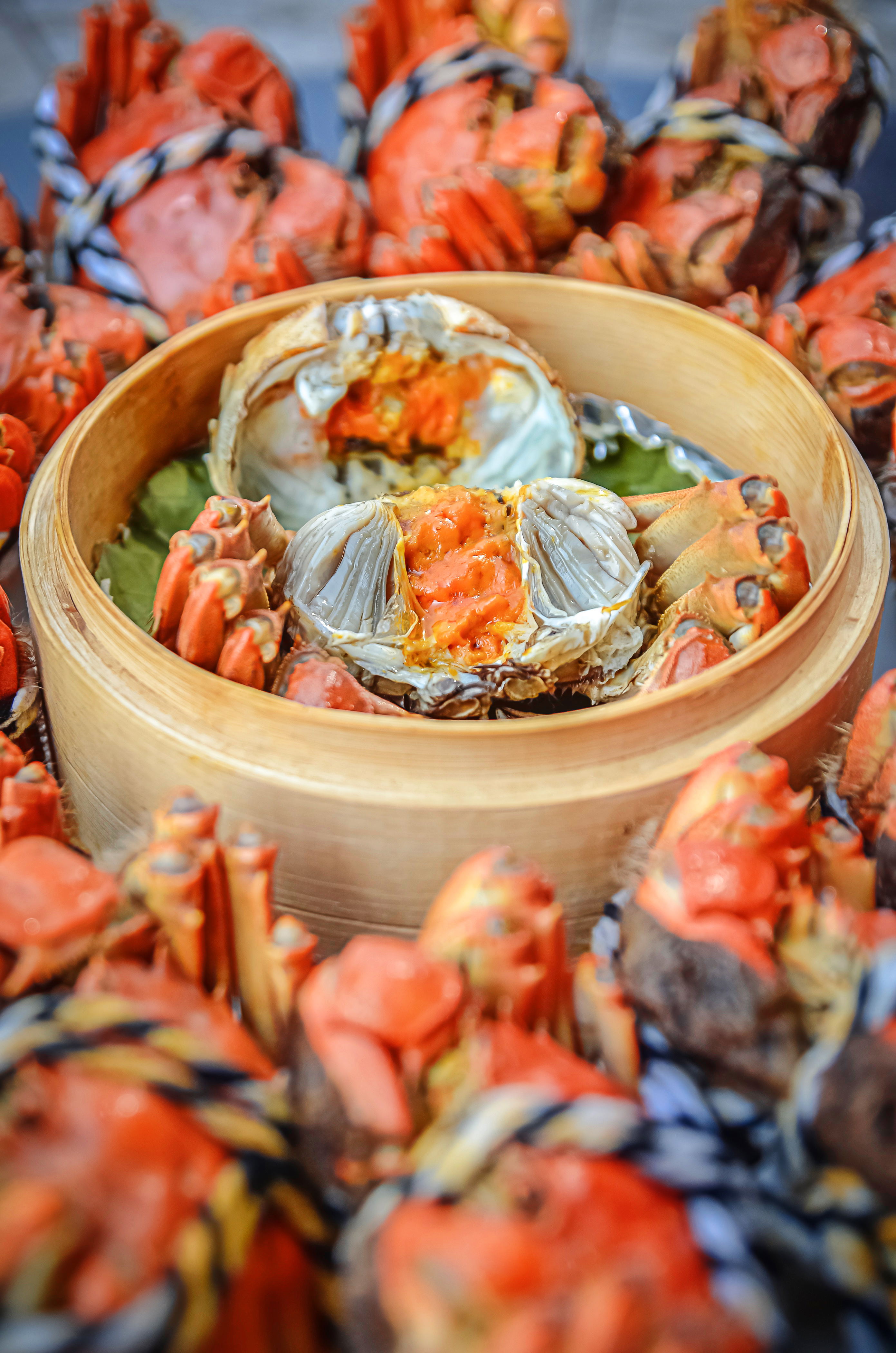 江城油焖排骨蟹:结合武汉本土喜爱的油焖蟹做法,加入排骨,一方面调味