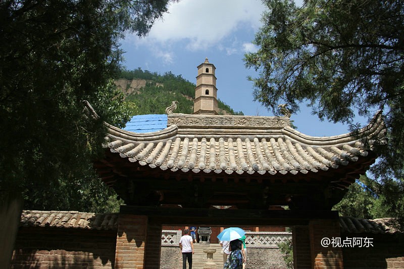 子长县城西15公里处的钟山南麓,又名万佛岩,普济寺,大普济禅寺,石宫寺