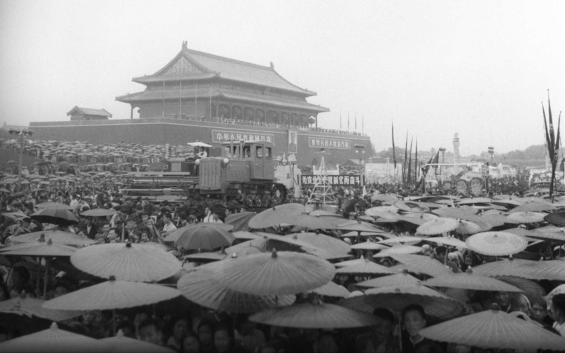 1955年国庆阅兵式上,身着新式军装的坦克学校军官队伍通过天安门广场