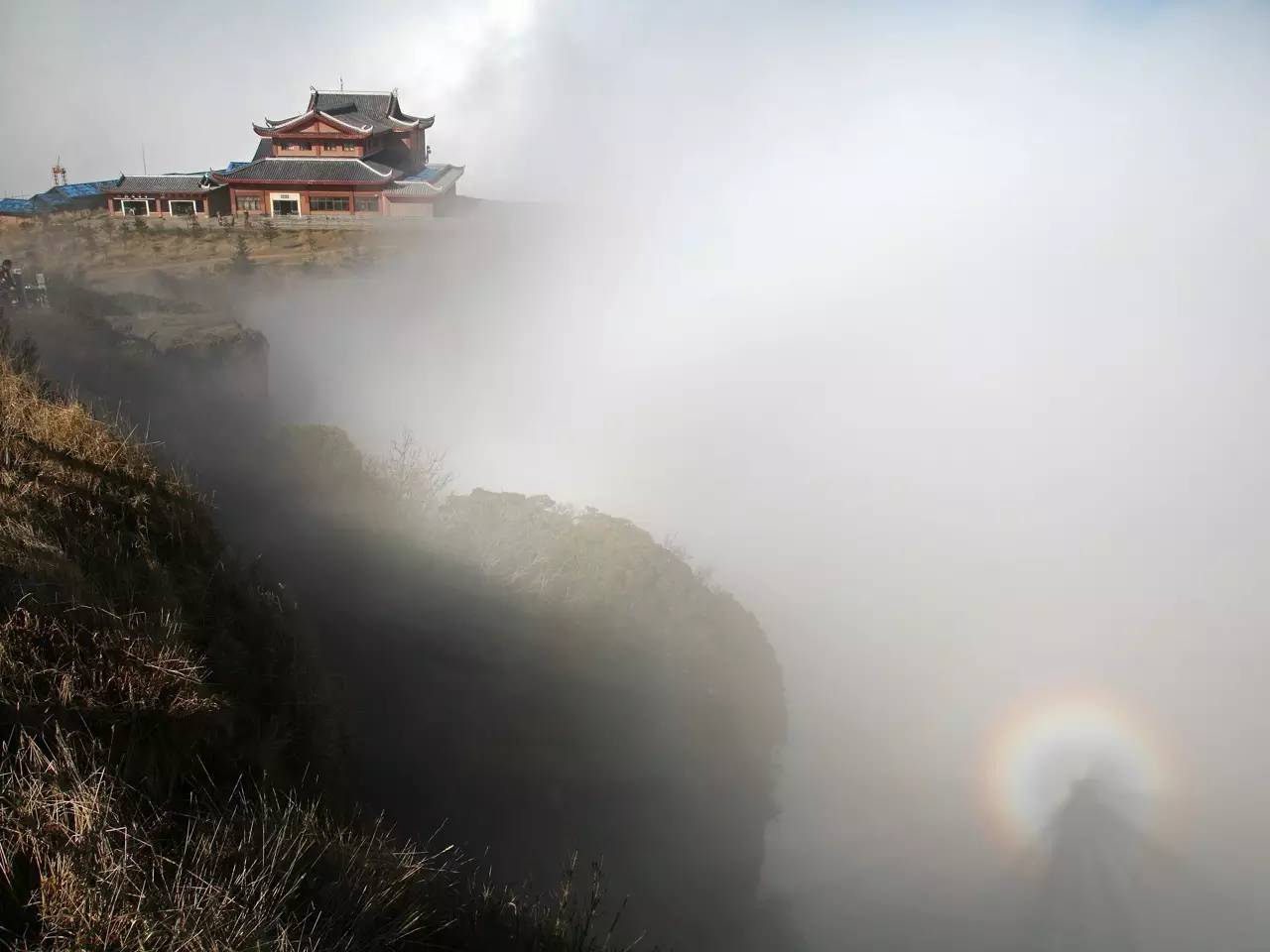 十方普贤金身佛像是峨眉山的标志,到金顶不拜十方普贤金身佛像是一生