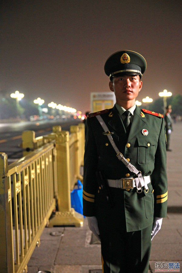 国庆升旗仪式天安门广场上坚守岗位的警察蜀黍
