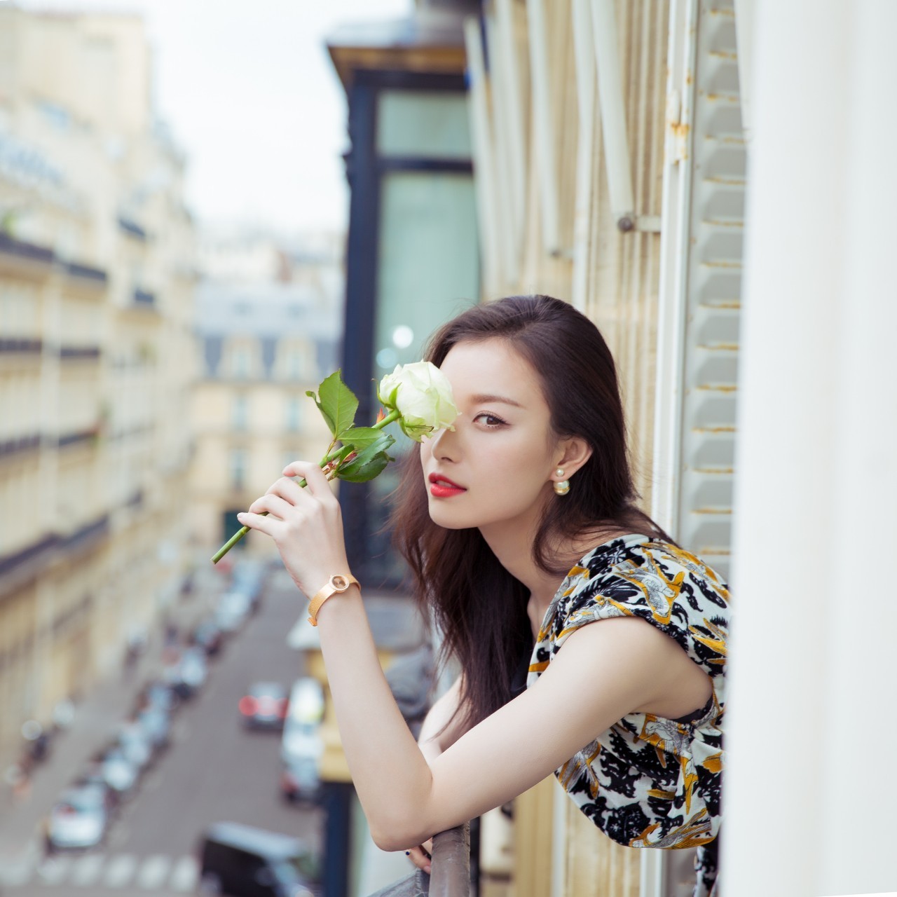 如梦巴黎与倪妮来一场相逢在窗外在秀场在玫瑰花瓣里