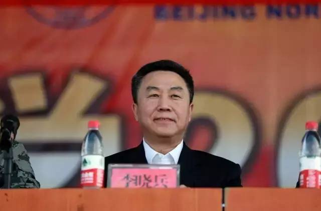 李晓兵副书记在讲话中代表刘川生书记和董奇校长,对2016级新生开训