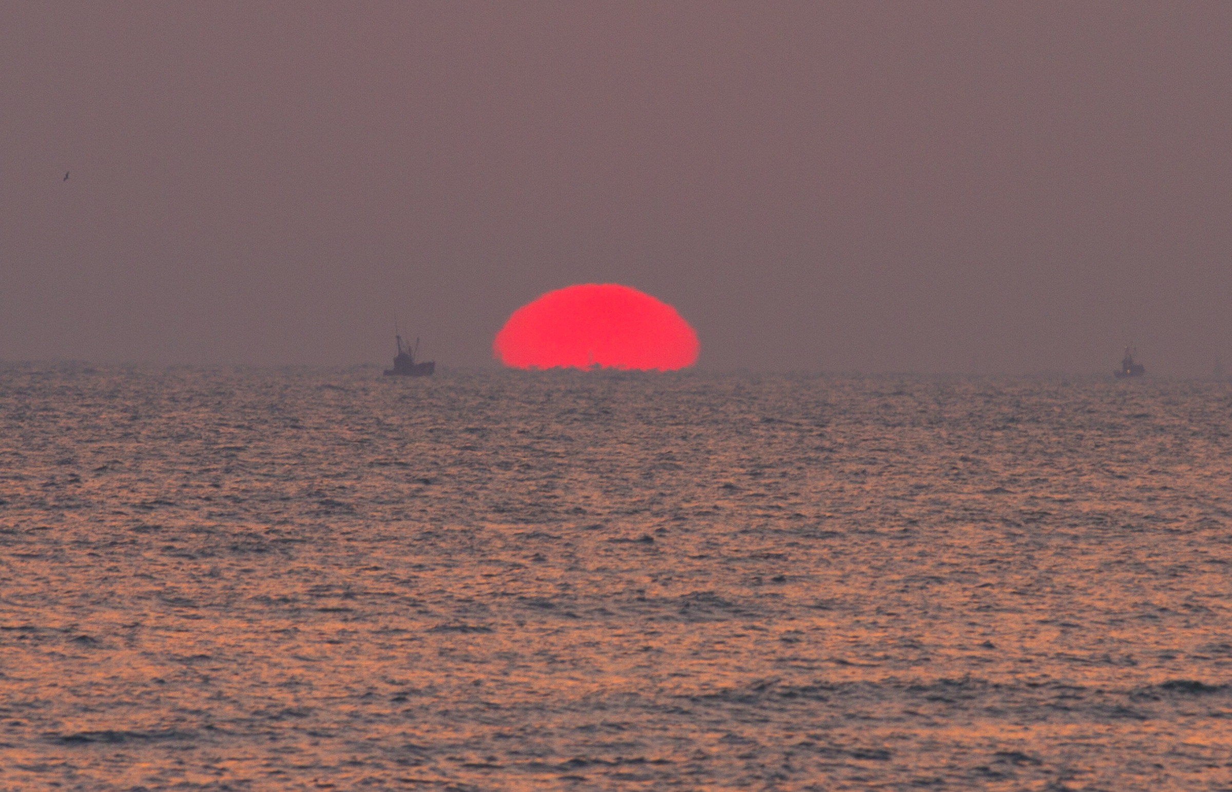 经常来日照,也经常看海上日出,10月6日早6:00时,一轮红日从海面冉冉