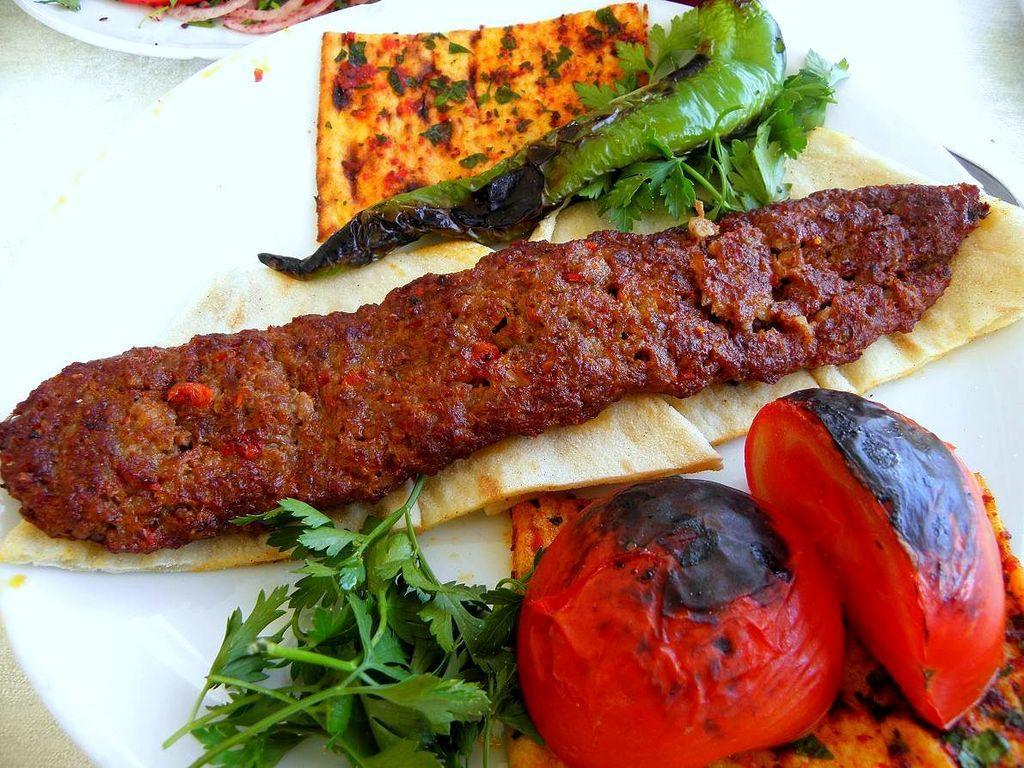 adana kebab 源自阿达纳省(adana)的特色烤肉,这种烤肉是牛羊混合香料
