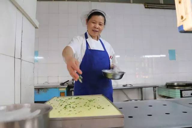 食堂大妈打饭图片图片