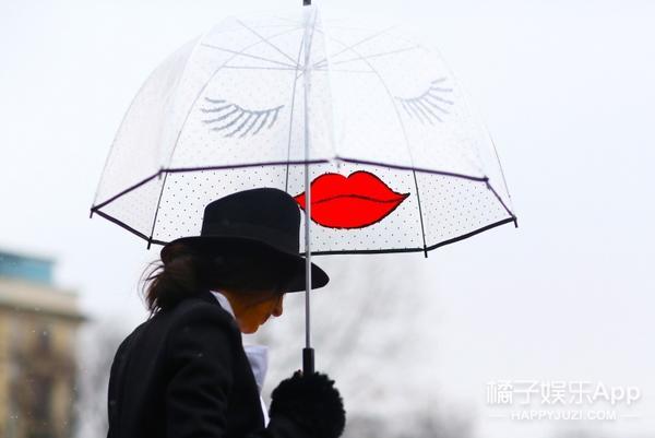 躲过雨季卖伞大妈的推销,却没躲过马天宇和李敏镐手里的透明雨伞!