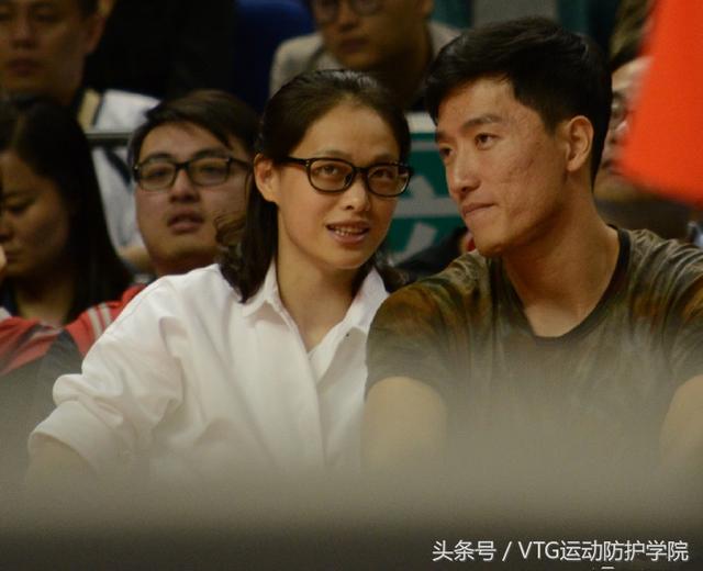 刘翔吴莎甜蜜现身nba中国赛上海站