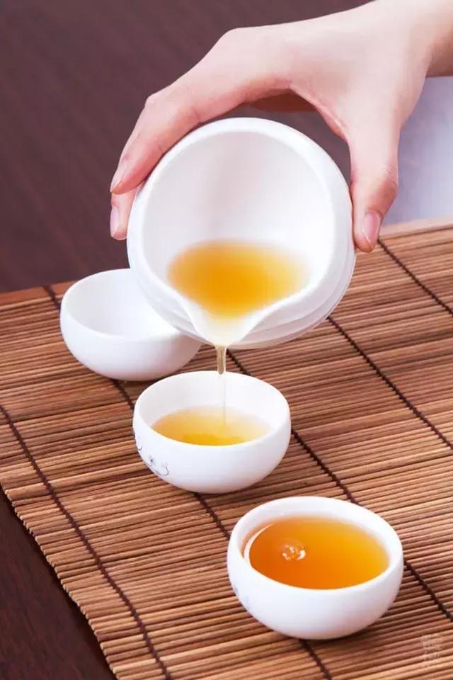 微信朋友圈中的照片甚是诱人:一边是正宗的工夫茶,三杯颜色很正的凤凰