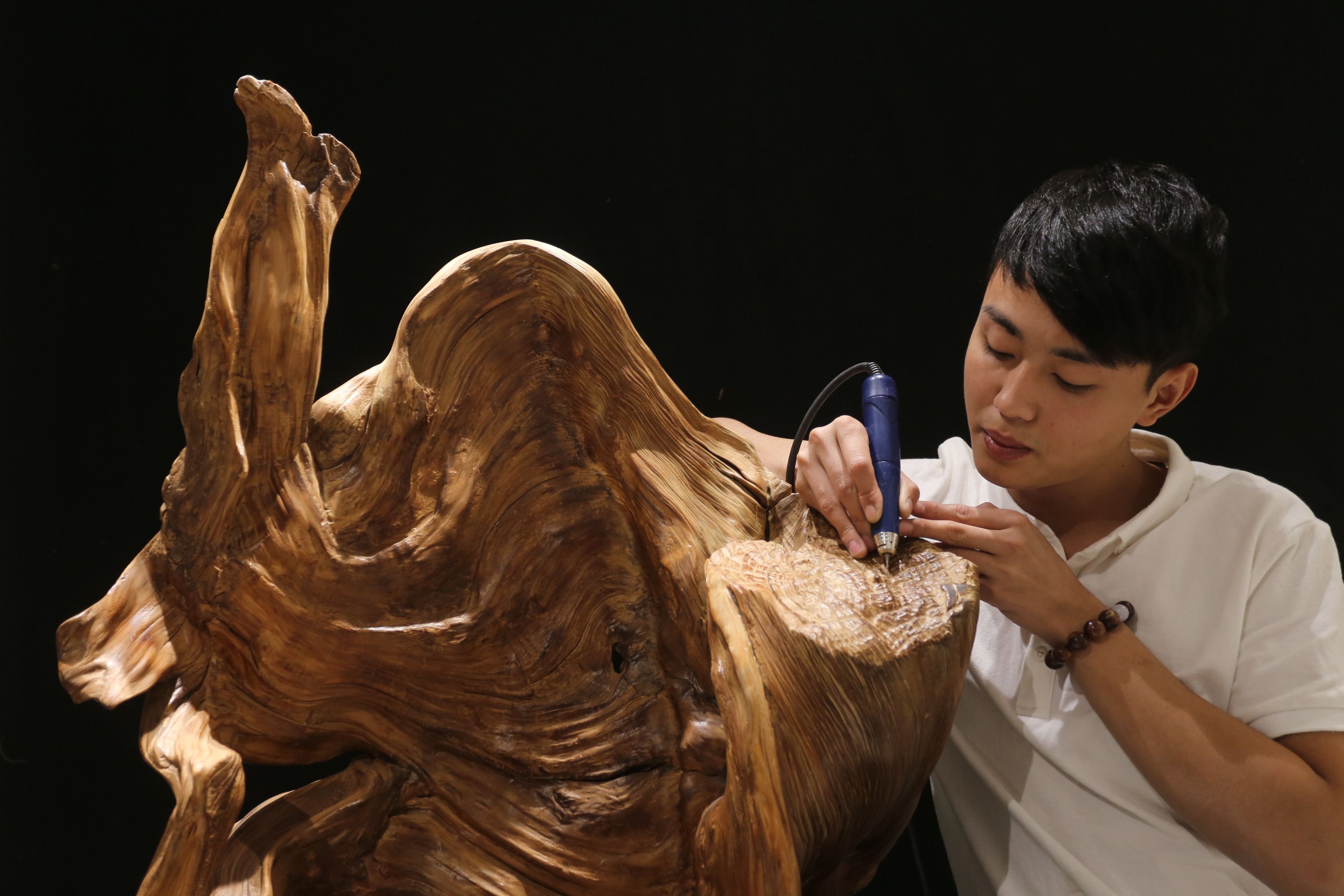 河南郑州:95后雕刻师玩木头 年入百万