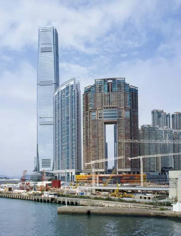 带动顶级豪宅价钱直线上升,位于香港九龙站的豪宅楼盘 凯旋门,当中