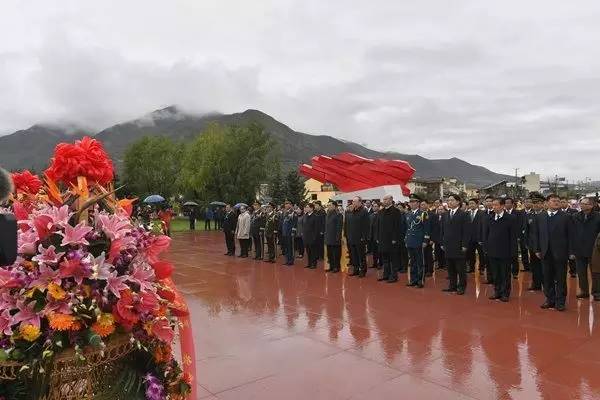 10时05分,王东明,韩胜延等军地领导和有关方面代表缓步上前,在花篮前