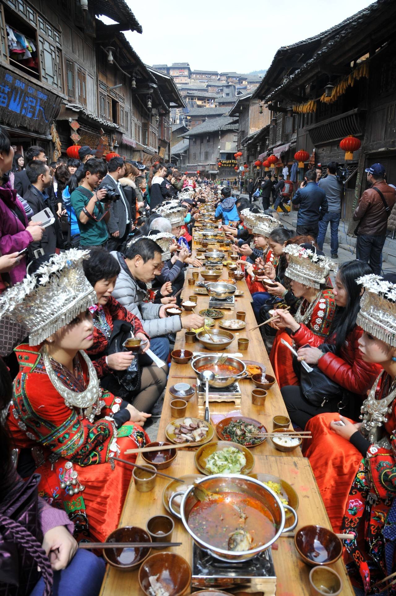 北京的朋友有口福了,雷山苗家千人长桌宴摆到首都来了