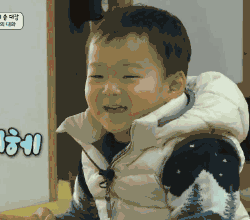 是韩国著名男演员宋一国的孩子被誉为行走的表情包的韩国宝宝——宋
