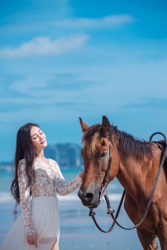 李芊颖曝光秋季海边写真,甜美清纯高雅气质袭人