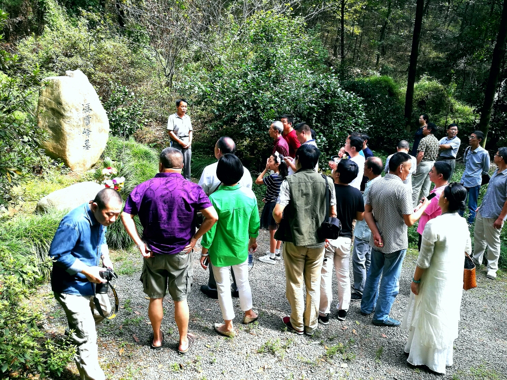 幾人(賈祥龍《七律·重陽竭馮雪峰墓感懷》)馮雪峰生前致力於革命事業