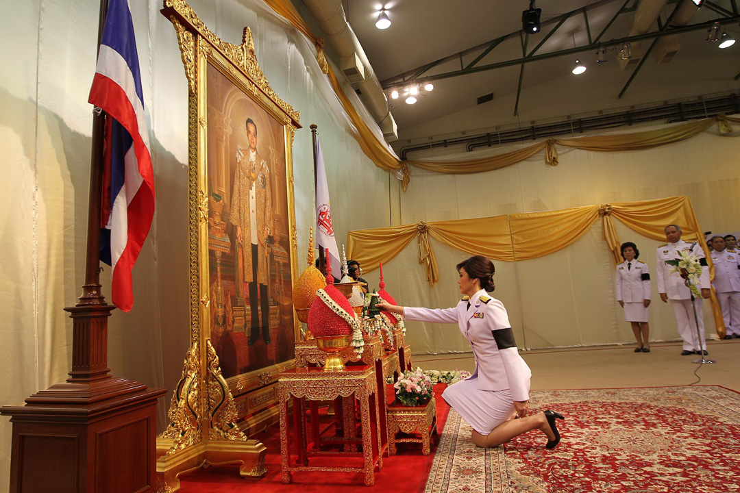 深受泰国人民尊敬的普密蓬国王去世享年88岁