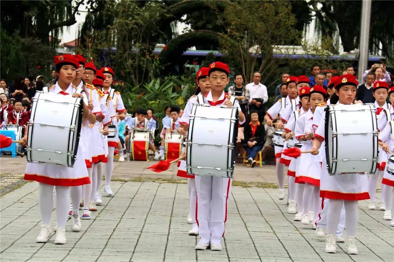 中国少年先锋队建队67周年德天少先队鼓乐队彰显风采