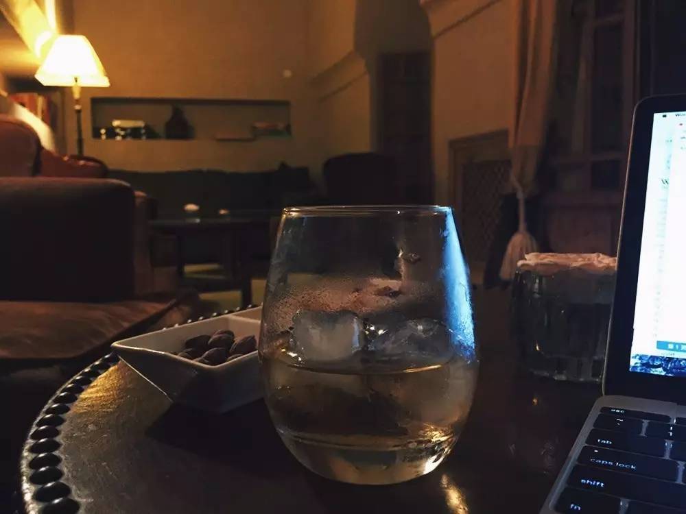 一个人在家喝酒夜里图片