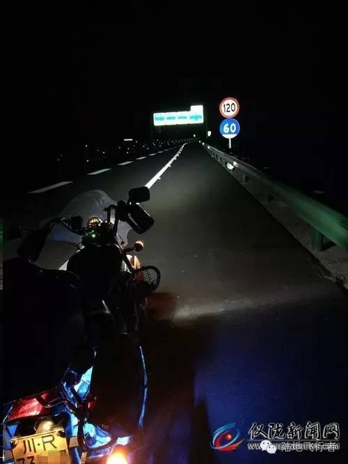 晚上骑摩托车夜路图片图片