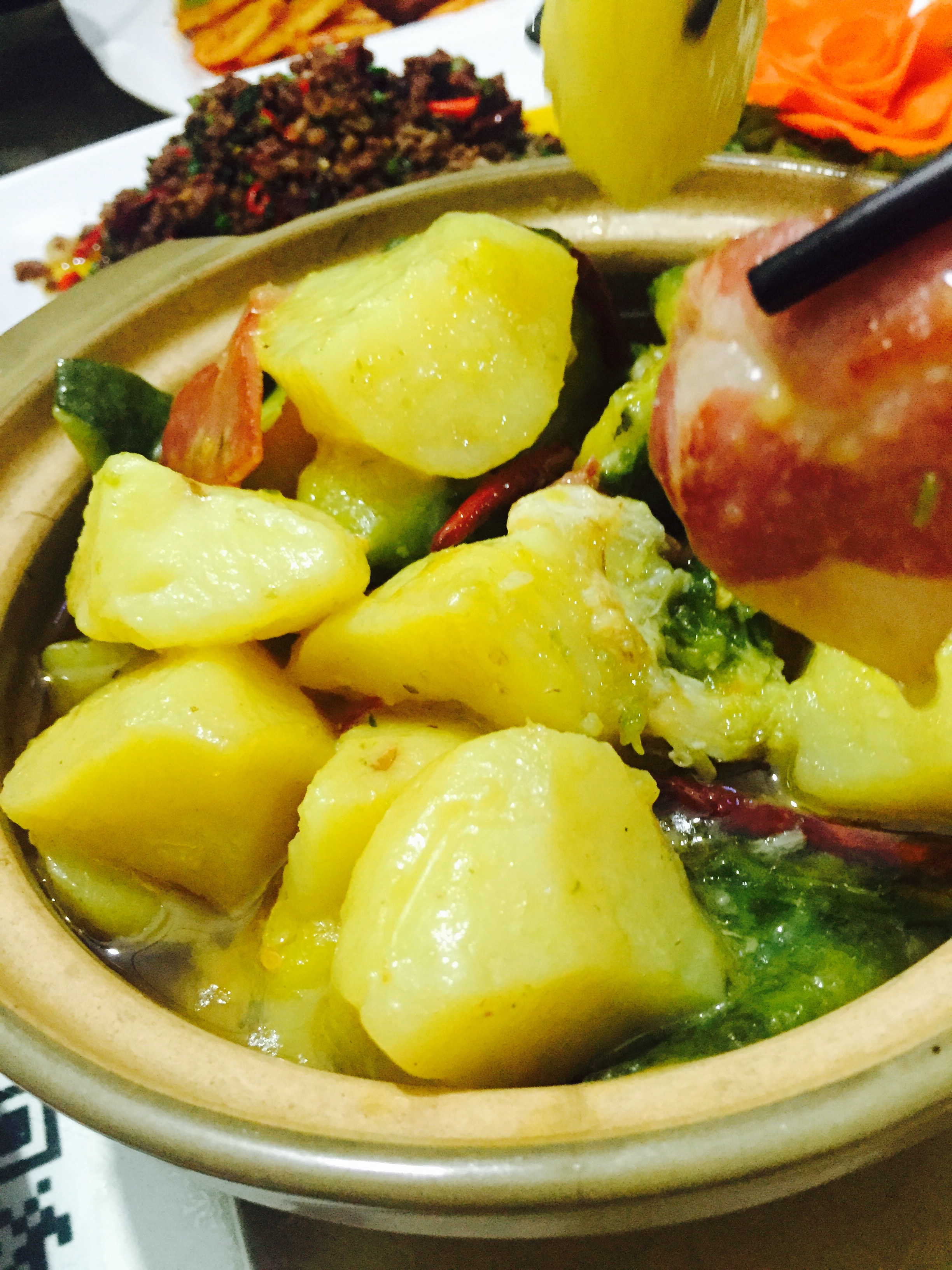小瓜焖洋芋是土锅村老顾客必点的一道菜,这是我吃过的任何一个餐馆中