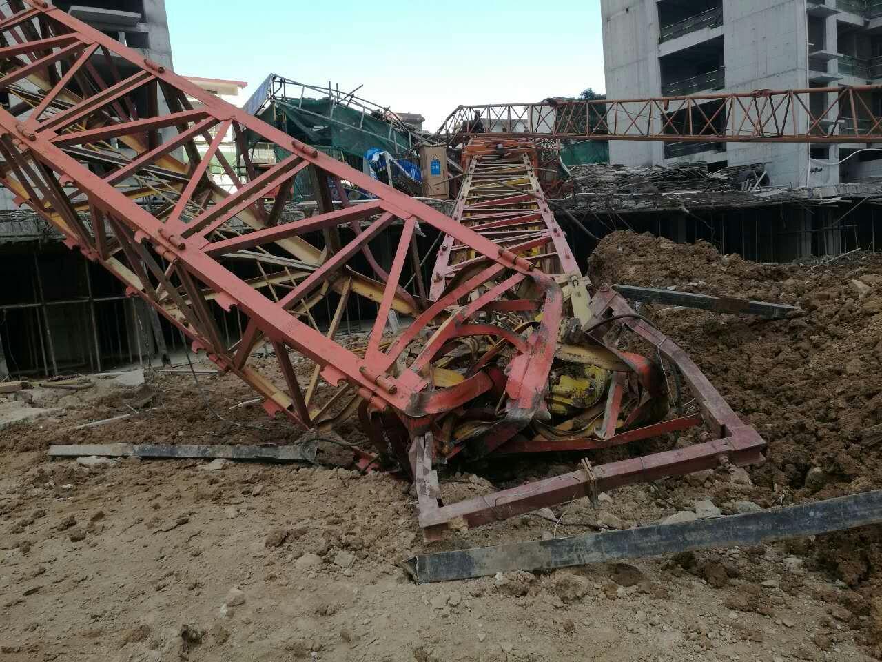 盐城塔吊倒塌事故图片
