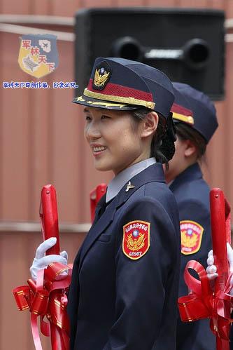 這支軍隊軍銜佩在胸前,女軍人執勤任務很多!