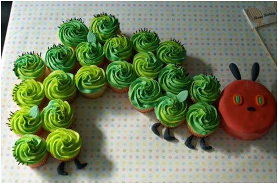 毛毛虫的形象,很生动,可以看出绿色的身子是一批绿色纸杯蛋糕拼接而成