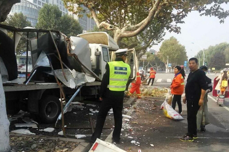 临沂人民广场附近发生一起车祸 厢式货车撞到树上