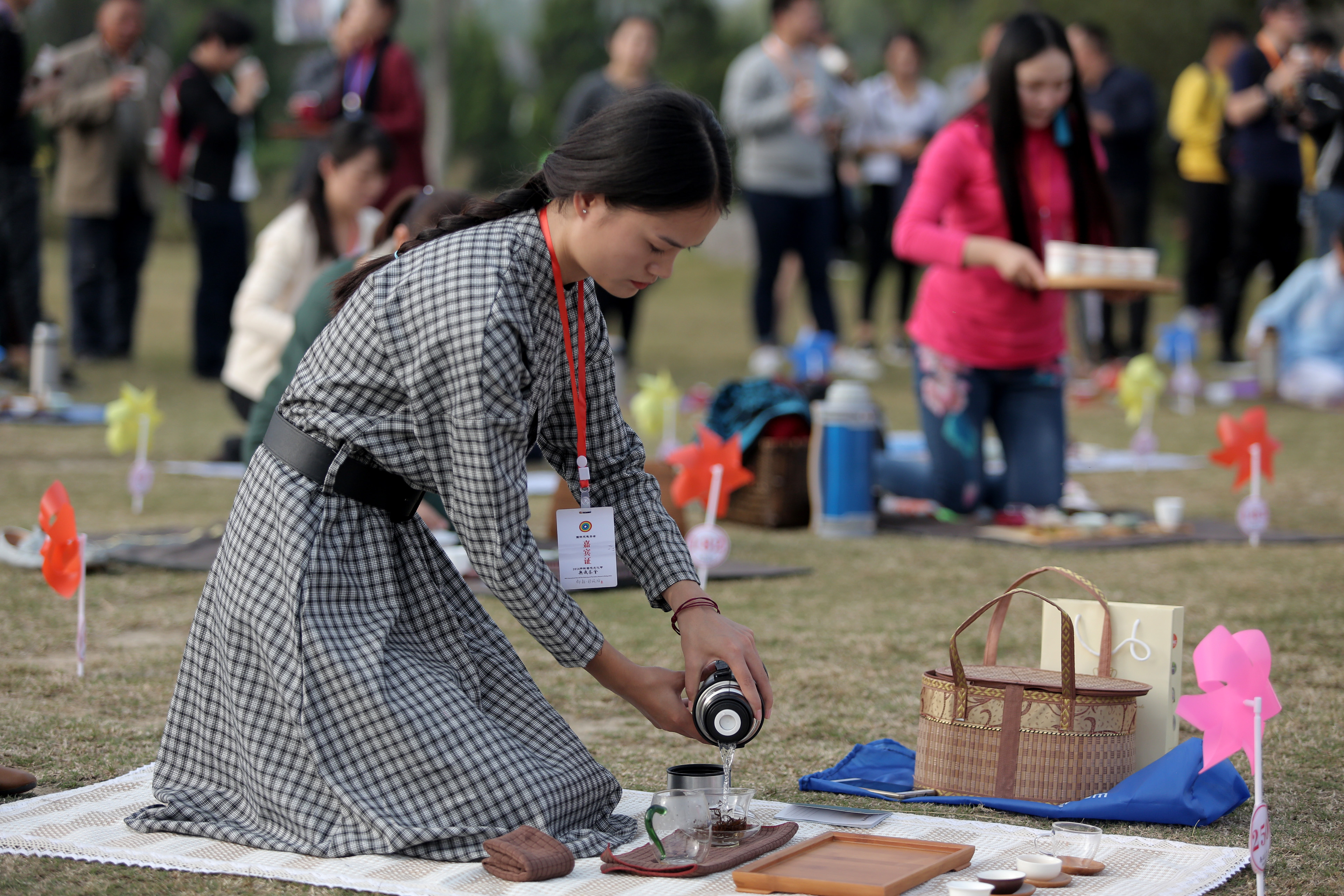 百人无我茶会在千年古塔下举行