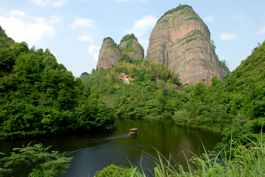 介紹的是國家森林公園,世界自然遺產預備名錄——萬佛山.