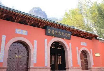 祠,殿及神仙洞府百余处,真武圣殿被重修,增建配殿及钟,鼓二楼,宫阙