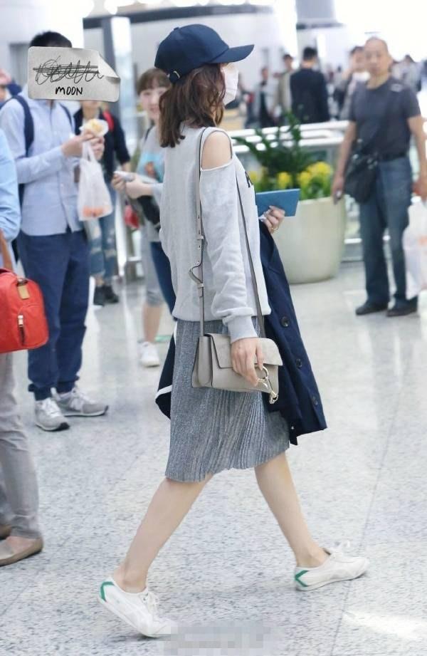 刘诗诗机场秀潮搭配,一双小白鞋搭出时尚新高度!