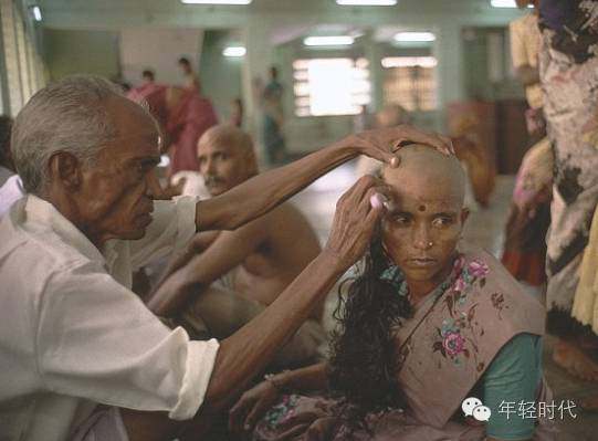 事实上这些头发来自印度的贫民窟在印度南部,一些贫困的妇女耐心地