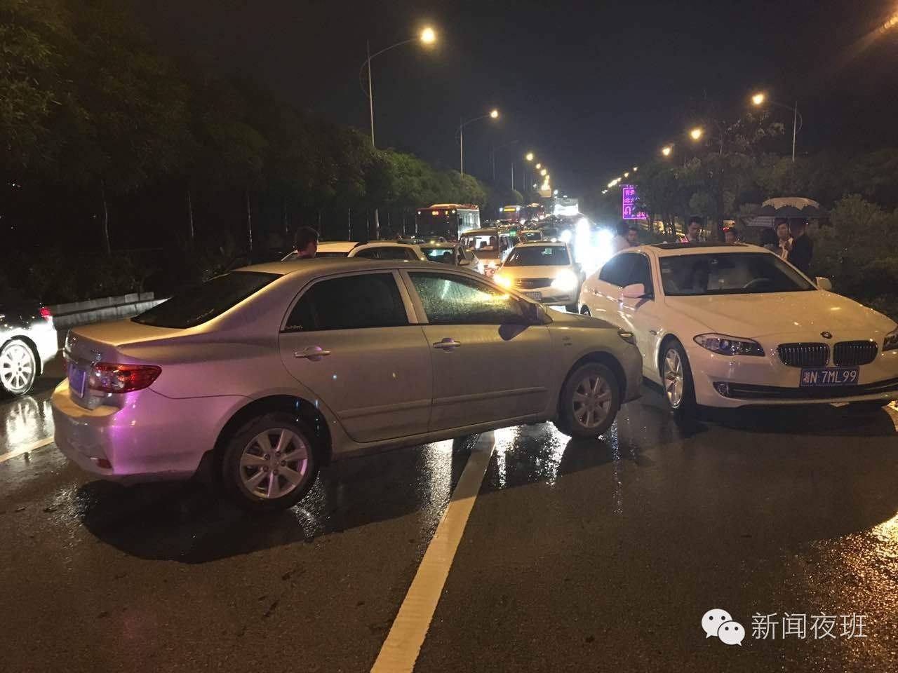 越野車撞車欲逃逸卻翻車 司機很老實:我喝多了