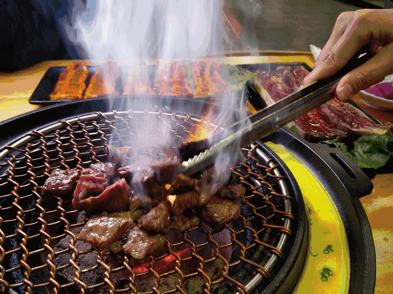 【头条】东城闹市区的「韩式炭火烤肉店」,免费请你地撑台脚!