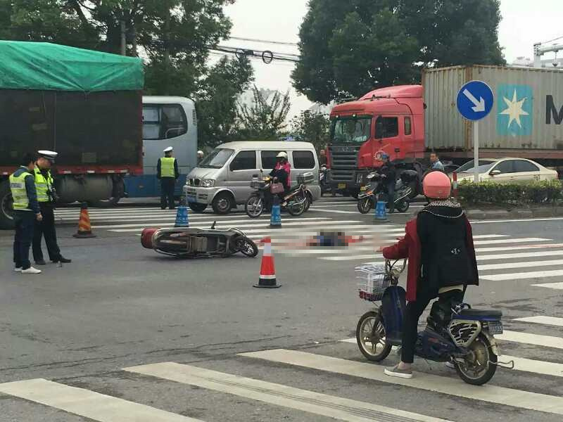 车祸压爆头图片